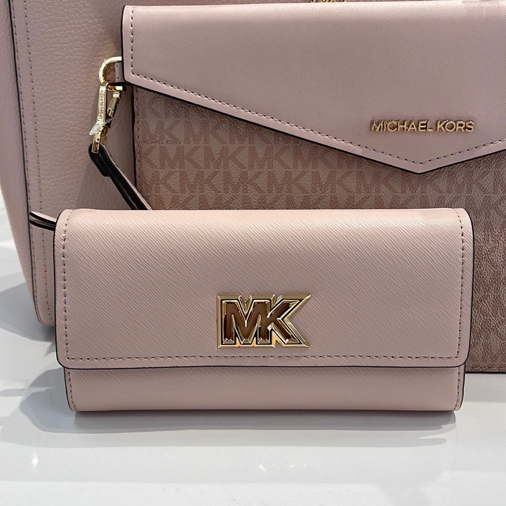 Michael Kors Mimi Large Saffiano Leather Bi-Fold Continental Wallet
Pawder Blush - Picture 2 of 16